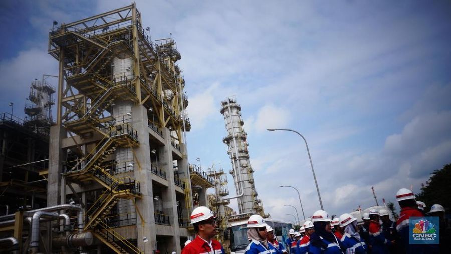 Kilang Minyak Cilacap. Kilang Cilacap merupakan kilang minyak terbesar di Indonesia dengan kapasitas mencapai 348 ribu barel/hari atau 33,4% dari total kapasitas kilang nasional. (վ/Gustidha Budiarti)