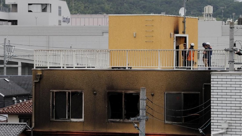 Banyak orang menghadiri lokasi dibakarnya Studio Animasi di Kyoto, Jumat (19/07) untuk membaca doa dan membawa bunga untuk korban