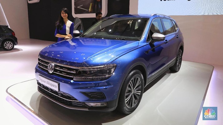 Volkswagen memperkenalkan Tiguan Allspace di GIIAS 2019. SUV yang dapat menampung tujuh orang penumpang tersebut dibekali mesin 1.400cc TSI, dengan tenaga 150 daya kuda dan torsi 250 Newton meter. Tenaganya disalurkan melalui transmisi matik enam percepatan plus triptonic. Tiguan Allspace dibanderol Rp533 juta on the road DKI. (CNBC Indonesia/Andrean Kristianto)