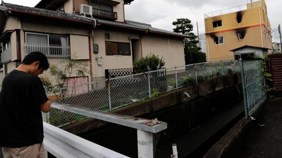 Banyak orang menghadiri lokasi dibakarnya Studio Animasi di Kyoto, Jumat (19/07) untuk membaca doa dan membawa bunga untuk korban