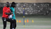 Pelatih Senegal Aliou Cisse (mengenakan topi) memantau latihan Sadio Mane dan kawan-kawan. Cisse merupakan mantan pemain timnas Senegal pada 1999 hingga 2005. (REUTERS/Shokry Hussien