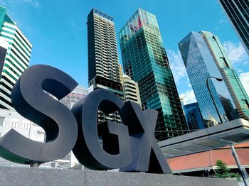 Kinerja IHSG vs Straits Times Singapura, Siapa Jawaranya?