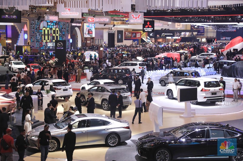 Suasana pengunjung GIIAS 2019 di Ice BSD, Tangerang, Banten. (CNBC Indonesia/Andrean Kristianto)