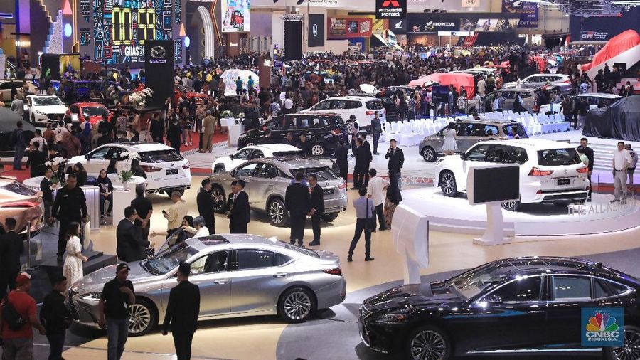 Suasana pengunjung GIIAS 2019 di Ice BSD, Tangerang, Banten. (վ/Andrean Kristianto)