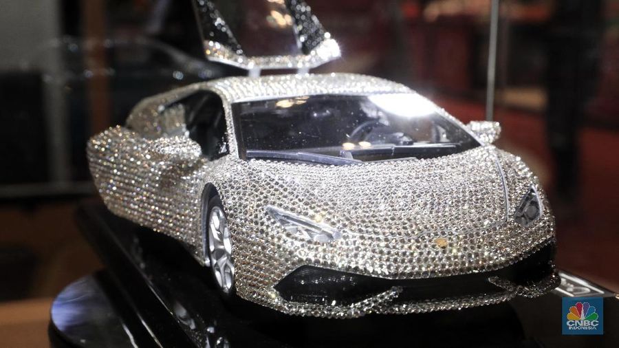 Miniatur mobil berwarna silver ini berbalut kristal Swarovski.