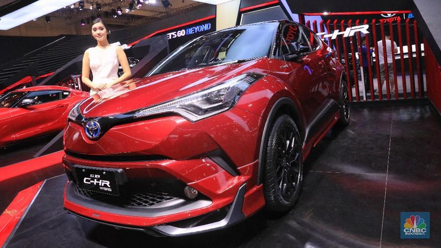 Selain Prius, Toyota juga memamerkan C-HR Hybrid yang menggunakan mesin ZR-FXE dengan power 100 ps yang dikombinasi motor listrik dengan power 36 ps. Toyota C-HR Hybrid ini dilepas dengan harga yang cukup kompetitif, yaitu Rp523 juta. (վ/Andrean Kristianto)