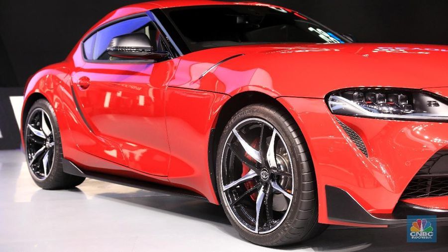 Toyota juga memperkenalkan GR Supra, yang merupakan legenda sport car Toyota. Mobil generasi kelima ini mempunyai tenaga 3000cc. Untuk harga Toyota belum resmi merilis namun diperkirakan akan dibanderol sekitar Rp 2 Miliaran. (CNBC Indonesia/Andrean Kristianto)