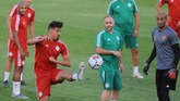 Penyerang Aljazair, Baghdad Bounedjah, mengontrol bola dalam sesi latihan sebelum final. Bounedjah menjadi salah satu pencetak gol Aljazair di Piala Afrika 2019. (REUTERS/Shokry Hussien)