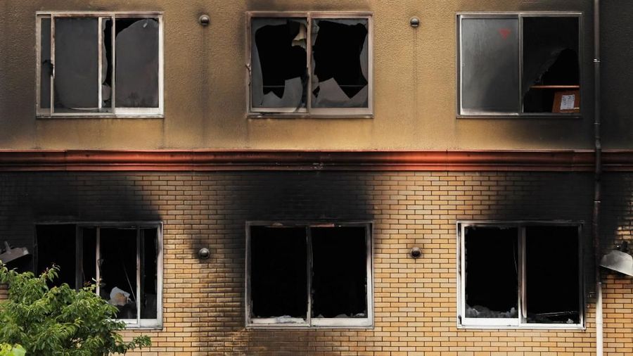 Banyak orang menghadiri lokasi dibakarnya Studio Animasi di Kyoto, Jumat (19/07) untuk membaca doa dan membawa bunga untuk korban