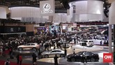 Suasana pameran otomotif Gaikindo Indonesia International Auto Show (GIIAS) 2019 di ICE BSD, Tangerang, Kamis (18/7). (CNNIndonesia/Safir Makki)