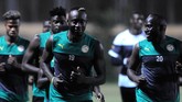 Sembari serius berlatih, suasana cair masih terasa seperti yang diperlihatkan Mbaye Diagne dan Sada Thioub. (REUTERS/Shokry Hussien)