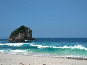 Pesona Pantai Ngudel, Indahnya Matahari Tenggelam dan Air yang Jernih