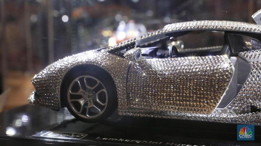 Miniatur mobil berwarna silver ini berbalut kristal Swarovski.