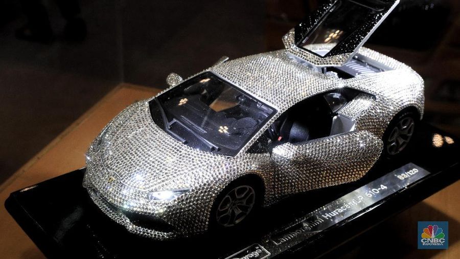 Miniatur mobil berwarna silver ini berbalut kristal Swarovski.