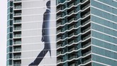 Iklan pada suatu gedung apartemen terlihat sementara para pengunjung festival pop budaya Comic Con Internasional berkumpul untuk mengikuti hari pertama ajang tersebut di San Diego, California, AS. (REUTERS/Mike Blake)