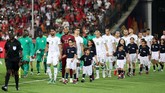 Timnas Aljazair dan timnas Senegal masuk secara bersamaan ke lapangan Stadion Internasional Kairo. (REUTERS/Suhaib Salem)