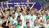 Pemain-pemain Aljazair merayakan keberhasilan meraih gelar juara dengan mengangkat trofi Piala Afrika. (REUTERS/Suhaib Salem)