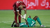 Kiper Aljazair Rais M'Bolhi menjabat tangan pemain Senegal Ismaila Sarr sebagai tanda fair play. (REUTERS/Amr Abdallah Dalsh)
