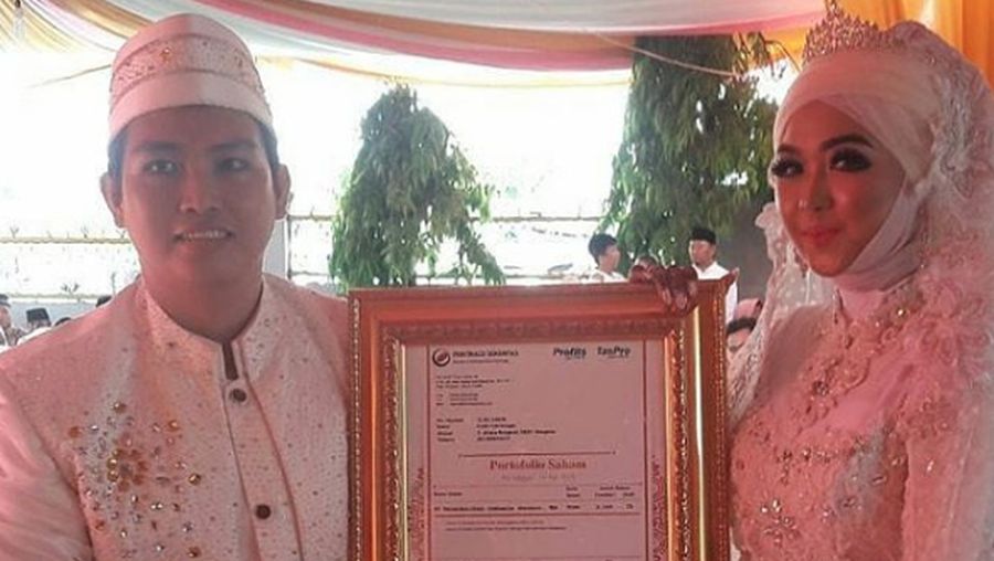 Mahar bisa berbentuk uang, barang atau jasa yang dapat dimanfaatkan nantinya oleh pihak penerimanya.