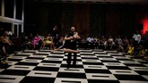 Tarian ini banyak populer di pulau terbesar di Karibia. Sekarang sekelompok kecil penggemar tari Kuba berusaha untuk memperluas daya tariknya sekali lagi dalam tarian yang menjadi warisan budaya mereka ini. (REUTERS/Alexandre Meneghini.