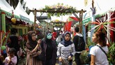 Masyarakat antusias menyambut Lebaran Betawi 2019 yang berlangsung di lapangan silang Monas. (CNN Indonesia/Hesti Rika)