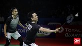 Hendra (kanan) memegang peranan dalam mengendalikan permainan sehingga pasangan berjuluk The Daddies menang 21-19 pada gim kedua. (CNN Indonesia/Adhi Wicaksono)