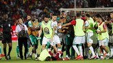 Pemain-pemain dari kedua kesebelasan sempat terlibat bentrok di pertengahan laga. (REUTERS/Mohamed Abd El Ghany)