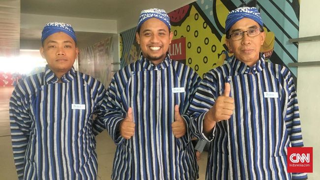 Hakim Garis Indonesia Open Pakai Busana Adat Jawa Tengah