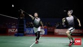 Ahsan/Hendra berupaya meredam permainan cepat yang ditampilkan pasangan Jepang. (CNN Indonesia/Adhi Wicaksono)