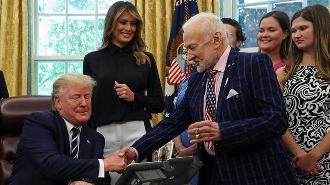 Temui Awak Apollo 11, Trump 'Curhat' Kendala Misi ke Mars