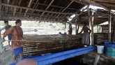Air dari penampungan kemudian akan dipindahkan ke bilahan bambu atau klakah. (ANTARA FOTO/Yusuf Nugroho)