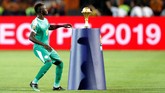 Sadio Mane mendekati trofi Piala Afrika sebelum laga final dimulai. (REUTERS/Amr Abdallah Dalsh)