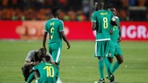Pemain-pemain Senegal tidak bisa menyembunyikan kesedihan sesaat setelah wasit meniup peluit panjang. (REUTERS/Amr Abdallah Dalsh)