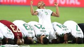 Yacine Brahimi bersorak di antara pemain-pemain Aljazair yang merayakan kemenangan dengan melakukan sujud bersama-sama. (REUTERS/Suhaib Salem)