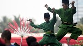 Seniman unjuk kebolehan membawakan Silat Betawi saat Lebaran Betawi 2019 di lapangan silang Monumen Nasional (Monas). (ANTARA FOTO/M Risyal Hidayat).