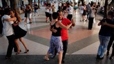 Dua tahun lalu misalnya, mereka meluncurkan marathon tango dan festival tahunan Havana, di samping mengadakan kelas reguler dan milongas, atau acara tarian tango. (REUTERS/Alexandre Meneghini).