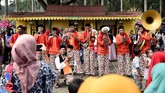 Kelompok musik mementaskan Tanjidor saat Lebaran Betawi 2019 di lapangan silang Monumen Nasional (Monas), Jakarta, Sabtu (20/7). (ANTARA FOTO/M Risyal Hidayat)