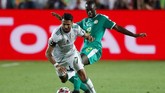 Kapten Aljazair Riyad Mahrez coba menguasai bola dan menjauh dari kejaran Youssouf Sabaly. (REUTERS/Amr Abdallah Dalsh)