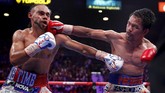 Manny Pacquiao secara keseluruhan memenangi lebih banyak ronde saat melawan Keith Thurman. Petinju asal Filipina itu kemudian dinyatakan menang angka. (AP Photo/John Locher)