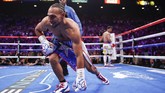 Keith Thurman berusaha berdiri setelah dijatuhkan Manny Pacquiao di ronde pertama. (AP Photo/John Locher)