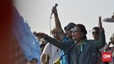 Dalam aksi ini, Menteri Susi juga mengajak dua orang anak dan empat cucu-nya ikut aksi pawai tolak plastik sekali pakai. Hadir juga dalam aksi Kaka dan Ridho Slank, serta musisi Navicula dari Bali serta sejumlah tokoh lainnya. (CNN Indonesia/Daniela Dinda)