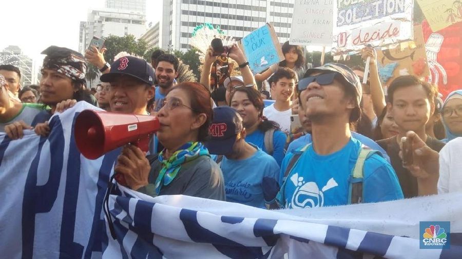 Menteri Perikanan Susi Pudjiastuti menggelar pawai kampanye untuk setop pakai plastik bersama anggota band Slank, hari ini. 