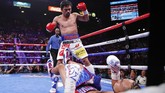 Manny Pacquiao langsung berhasil menjatuhkan Keith Thurman di ronde pertama setelah pukulan Pac-Man masuk ke bagian perut dan wajah. (AP Photo/John Locher)