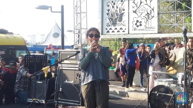 Menteri Perikanan Susi Pudjiastuti menggelar pawai kampanye untuk setop pakai plastik bersama anggota band Slank, hari ini. 