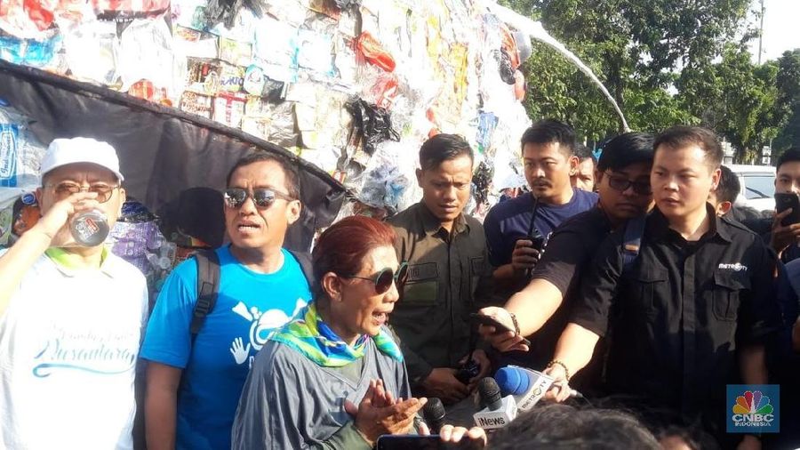 Menteri Perikanan Susi Pudjiastuti menggelar pawai kampanye untuk setop pakai plastik bersama anggota band Slank, hari ini. 