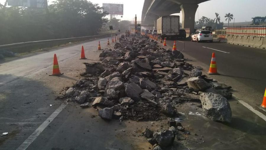 Bagi Anda yang biasa melintas di ruas tol Jakarta - Cikampex, harus bersiap menghadapi kemacetan karena penyempitan jalan.