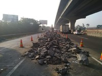 Awas Macet! Tol Jakarta-Cikampek Semakin Menyempit