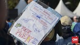Pemerintah juga dituntut memperbaiki sistem tata kelola sampah berupa: penegakan sistem pemilihan sampah dari sumber hingga akhir serta mendukung produksi kemasan dalam negeri yang pro-lingkungan, pro-kearifan lokal dan bebas plastik. (CNN Indonesia/Daniela Dinda)