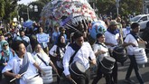 Pawai bebas plastik ini diklaim menjadi aksi terbesar di Indonesia untuk menolak penggunaan plastik sekali pakai. (ANTARA FOTO/Akbar Nugroho Gumay)