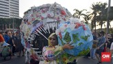 Monster plastik menyerupai ikan raksasa memiliki berat 500 kilogram (kg) diarak dari Bundara HI menuju Taman Aspirasi Monumen Nasional (Monas) dalam pawai tolak plastik sekali pakai, Minggu (21/7). (CNN Indonesia/Daniela Dinda)